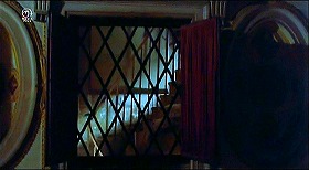 『赤い影』 1973　約1時間44分：斜め格子の窓、その向こうに階段