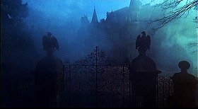 『ヘルハウス』 1973　約6分：柵越しに館＋霧