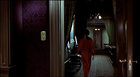 『ヘルハウス』 1973　約35分：二階(?)廊下　手前が博士夫妻の部屋
