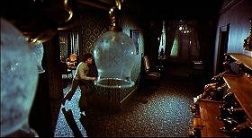 『ヘルハウス』 1973　約1時間5分：二階(?)廊下　左にフィッシャーの部屋　右にフローレンスの部屋　奥に博士夫妻の部屋