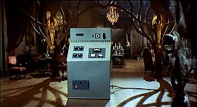 『ヘルハウス』 1973　約1時間15分：電磁気放射場装置　手前に玄関、奥に食堂
