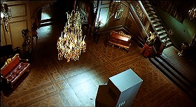 『ヘルハウス』 1973　約1時間15分：電磁気放射場装置、上から　画面上に玄関、右に階段