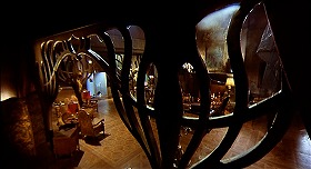 『ヘルハウス』 1973　約1時間15分：食堂の玄関側から見て右脇の高い位置から柱の曲線装飾越しに