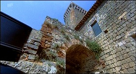 『処女の生血』 1974　約8分：ドラキュラの城　前庭附近、下から