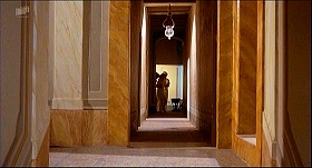 『処女の生血』 1974　約1時間30分：館　二階(?)廊下　手前に下への階段