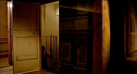 『処女の生血』 1974　約1時間37分：館　壁画のある壁の扉と、向こうに階段の手すり　一階(?)