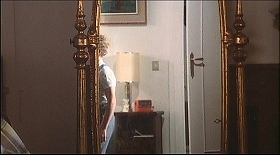『ザ・ショック』 1977　約30分：楕円形の鏡、まず像が左へ、次いで実体が右から