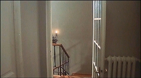 『ザ・ショック』 1977　約1時間1分：一階へ下りる階段の手前