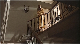 『ザ・ショック』 1977　約1時間1分：一階へ下りる階段、下から