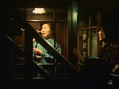 『犬神家の一族』 1976　約19分：電話室　手前に上への階段