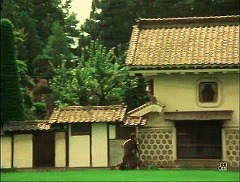 『犬神家の一族』 1976　約43分：土蔵前　右に進むと屋敷の門