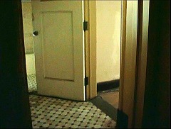 『怪奇！巨大蜘蛛の館』 1978　約1分：二階、タイル床の部屋