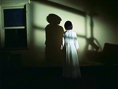 『怪奇！巨大蜘蛛の館』 1978　約1分：二階、格子状の影が落ちる部屋
