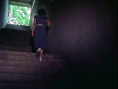 『怪奇！巨大蜘蛛の館』 1978　約4分：地下道から地上への階段、下から