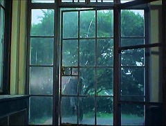 『怪奇！巨大蜘蛛の館』 1978　約33分：フランス窓