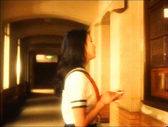 『ＨＯＵＳＥ ハウス』 1977　約1分：学校の廊下　奥に半階分の階段