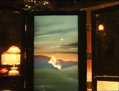 『ＨＯＵＳＥ ハウス』 1977　約47分：二階のある部屋　三面鏡中央に別の空間を風に飛ばされるスカーフ
