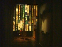 『ＨＯＵＳＥ ハウス』 1977　約51分：暖簾の廊下　右の壁に花頭窓　奥が蔵