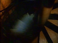 『麗猫伝説』 1983　約13分：螺旋階段、ほぼ真上から