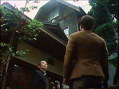『麗猫伝説』 1983　約30分：屋敷の玄関前、下から