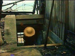 『麗猫伝説』 1983　約1時間6分：石垣にあった格子をはめた開口部から上がってきたところ
