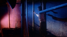 『インフェルノ』 1980　約9分：路地の地下二階(?)