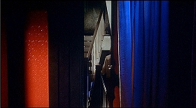 『インフェルノ』 1980　約42分：ローズの部屋を出た脇、右にカーテン、中央は扉の向こうに階段
