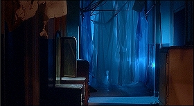 『インフェルノ』 1980　約44分：廊下、カーテン群の方を振り返る