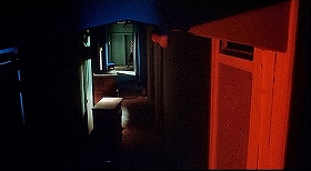 『インフェルノ』 1980　約44分：廊下、カーテン群の廊下の角を曲がった先(?)