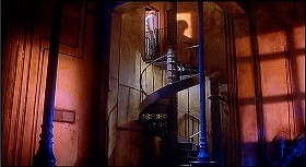 『インフェルノ』 1980　約1時間4分：吹抜の広い部屋と螺旋階段、下から