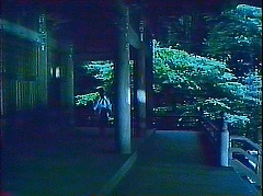 『狼男とサムライ』 1983　約1時間25分：寺のお堂、階段から縁側へ