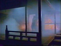 『狼男とサムライ』 1983　約1時間28分：炎上する寺のお堂、縁側