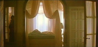 『ハンガー』 1983　約11分：寝室周辺