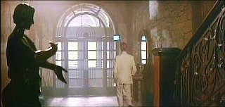 『ハンガー』 1983　約13分：玄関広間