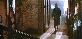 『ハンガー』 1983　約20分：階段室　やや上から