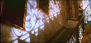 『ハンガー』 1983　約20分：階段室　下から＋欄干の影