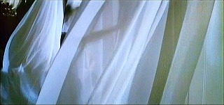 『ハンガー』 1983　約20分：風にふくらむカーテン