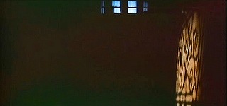 『ハンガー』 1983　約38分：玄関広間、消灯時　上から＋欄干の影