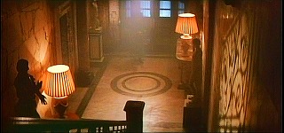 『ハンガー』 1983　約38分：玄関広間　上から＋欄干の影