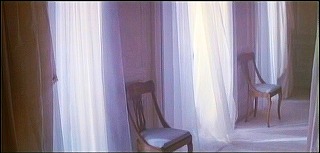 『ハンガー』 1983　約48分：風に揺れるカーテン