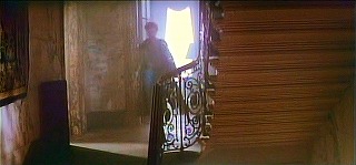 『ハンガー』 1983　約1時間10分：階段室、二階