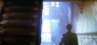 『ハンガー』 1983　約1時間10分：階段室、二階　右下の奥に玄関