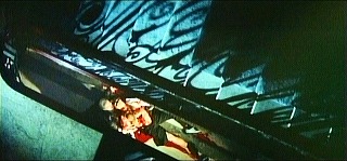 『ハンガー』 1983　約1時間17分：回り階段の中空　真上から