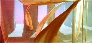 『ハンガー』 1983　約1時間20分：風に揺れるカーテン　過去