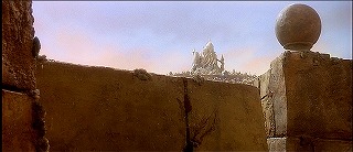 『ラビリンス －魔王の迷宮－』 1986　約22分：遠くに城