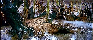 『ラビリンス －魔王の迷宮－』 1986　約56分：「悪臭の沼」と石橋