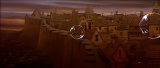 『ラビリンス －魔王の迷宮－』 1986　約1時間5分：宙に放たれたクリスタル　向こうはゴブリン・シティ(?)