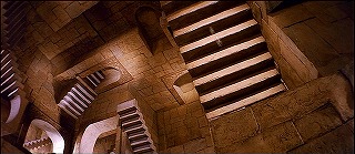 『ラビリンス －魔王の迷宮－』 1986　約1時間28分：エッシャー《相対性》風の空間