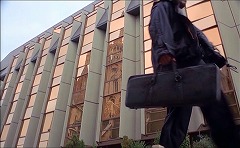 『デモンズ' 3』 1989　約31分：ビルの窓に映る教会、低い視点から