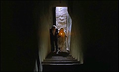 『デモンズ' 3』 1989　約1時間15分：鐘楼への階段、上から